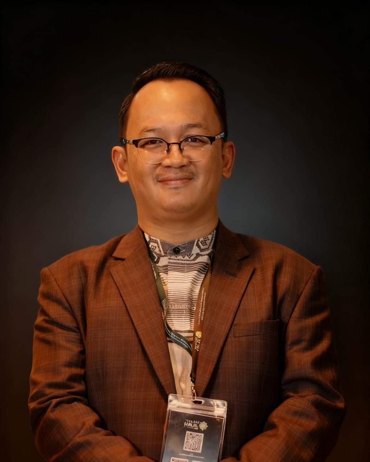 Dr. Ahmad Maulidizen, SE.Sy, M.Sh, MM